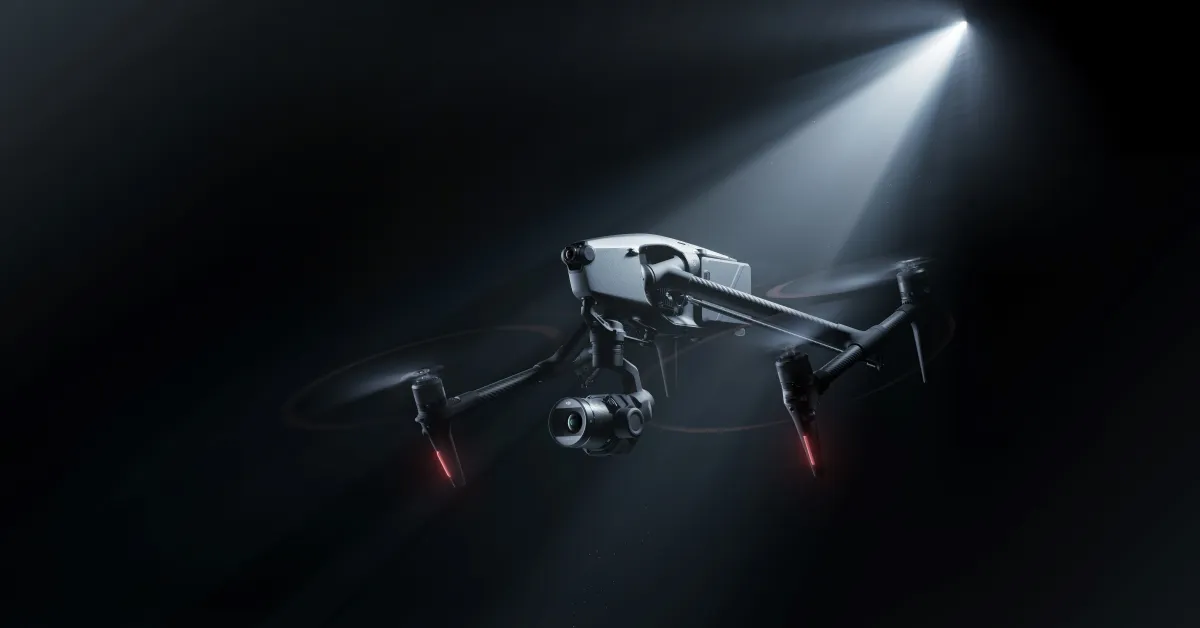 FPV-Pilot steuert Drohne für cinematische Industrieaufnahme