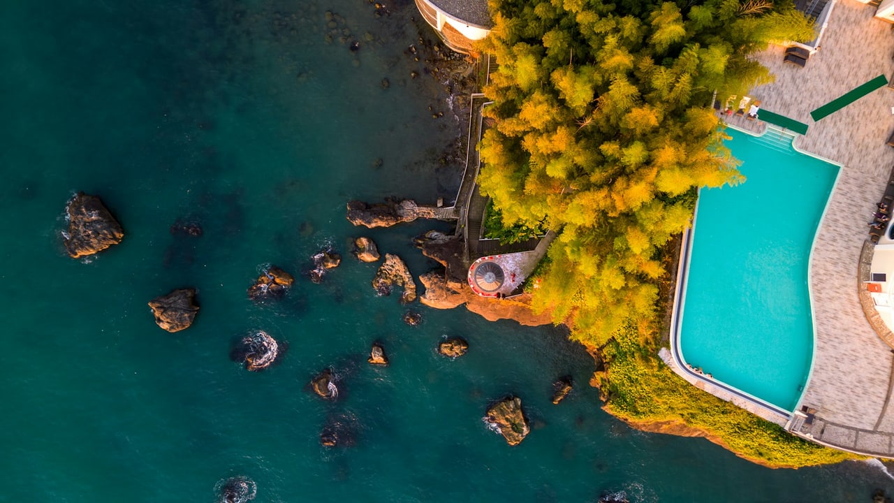 FPV-Drohnenaufnahmen eines Resorts an der Küste – Tourismusfilm von German Drone Pioneers